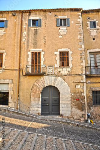 Girona, puerta en arco de medio punto con grandes dovelas