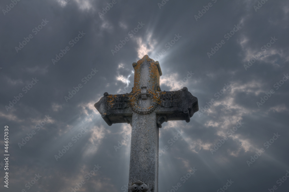 Ancienne croix en pierre dans un cimetière
