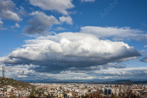 énorme nuage sur la ville © PL.TH