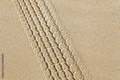 Reifenspur im Sand