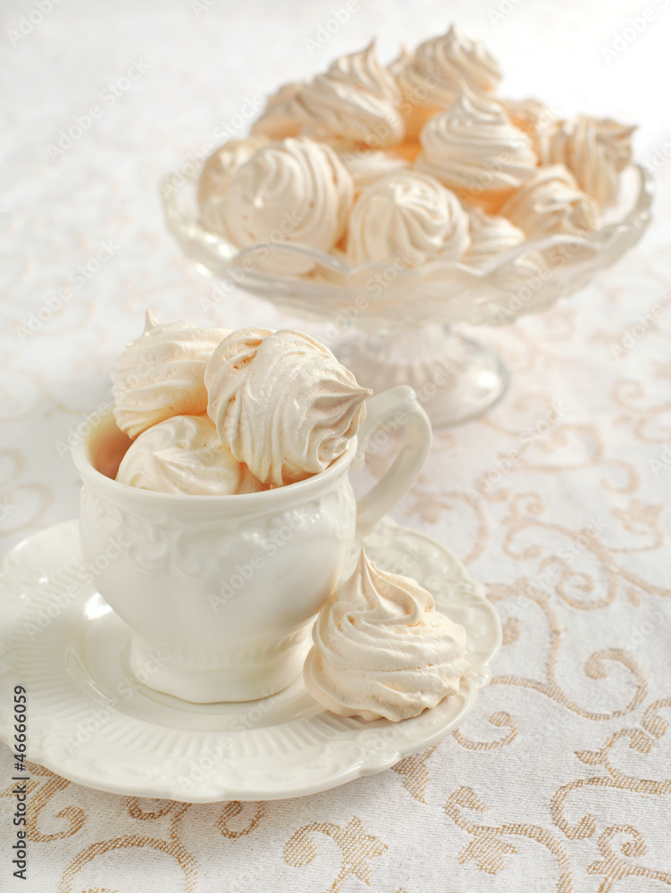 Meringue served in elegant style Meringue served in elegant style