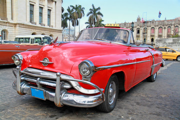 Plexiglas schilderij Cubaanse oldtimers Oldsmobile rijdt door centrum Havana  © Aleksandar Todorovic