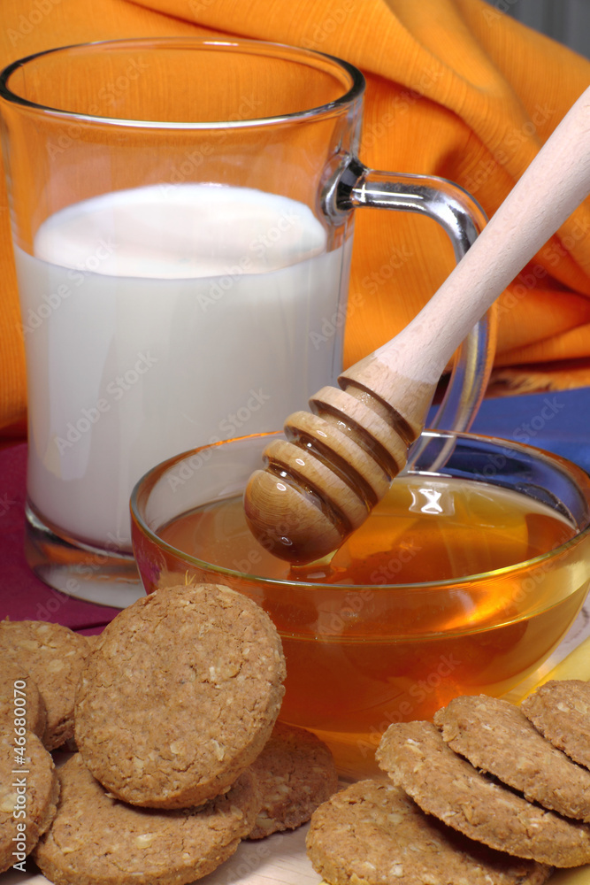 Colazione a base con biscotti ai cereali,latte e miele Stock Photo | Adobe  Stock
