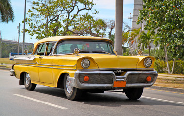 Plexiglas schilderij Cubaanse oldtimers Klassieke Oldsmobile in straten Havana  © Aleksandar Todorovic