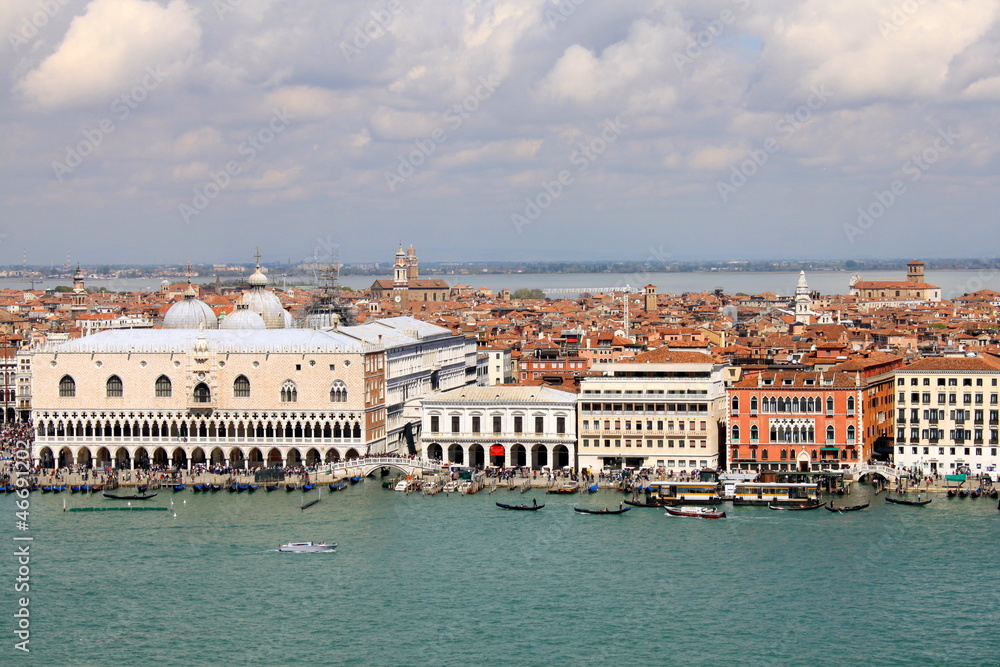 Le Palais des Doges et le quai de l'Arsenal à Venise - Italie