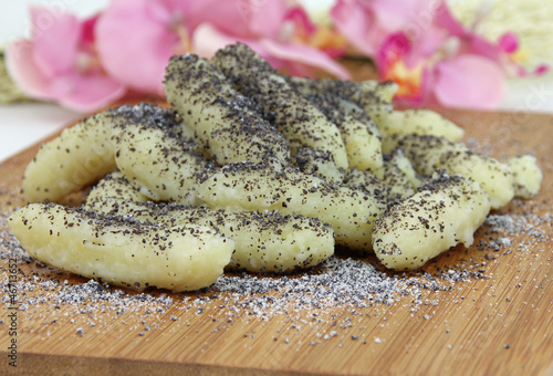 Mohnnudeln mit Mohn und Zucker