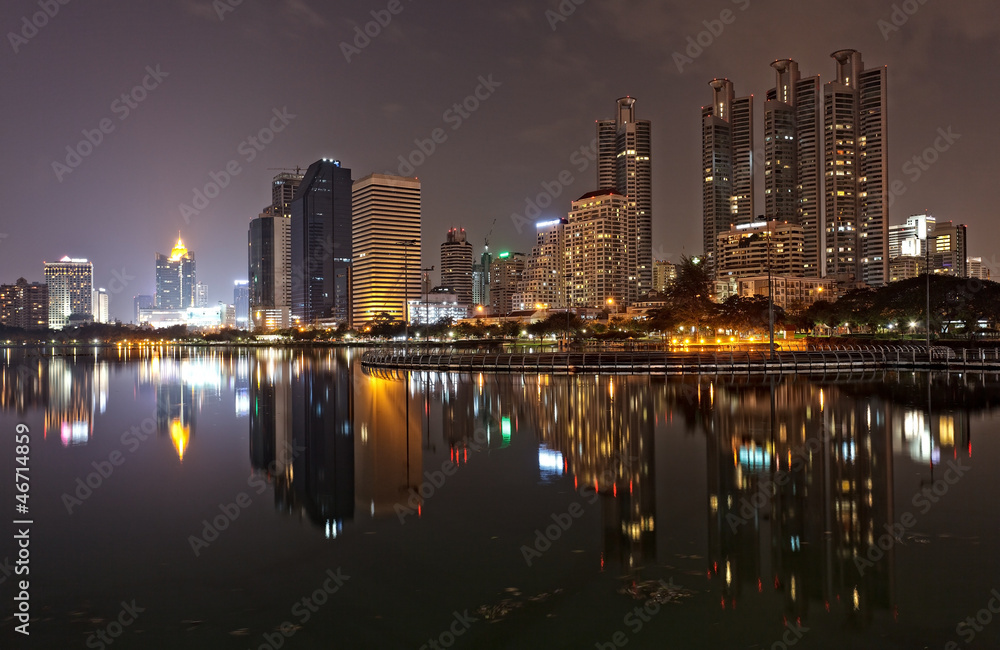 Obraz premium Bangkok in evening, reflection of buildings in water