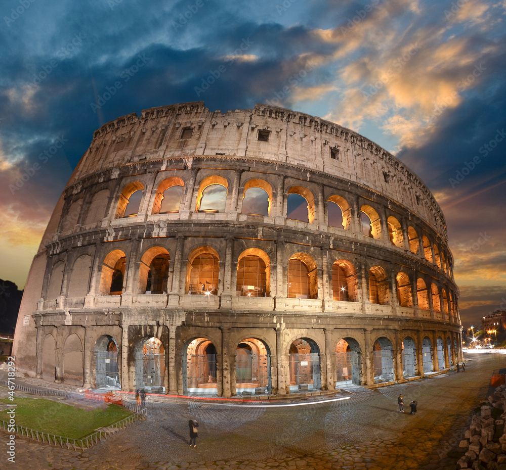 Wonderful view of Colosseum in all its magnificience - Autumn su