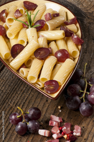 rigatoni con pancetta e uvetta nera photo