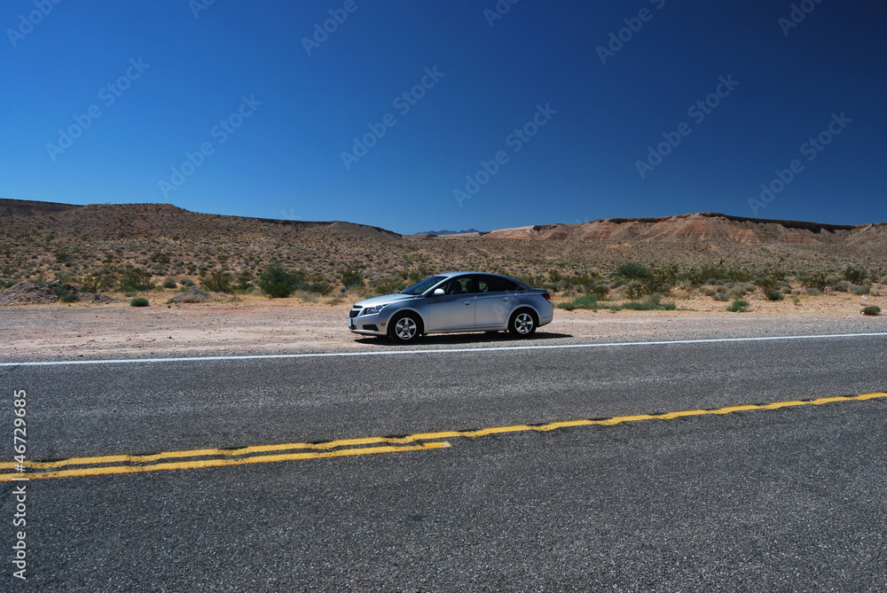 Voiture sur le bord de la route dans le désert du nevada