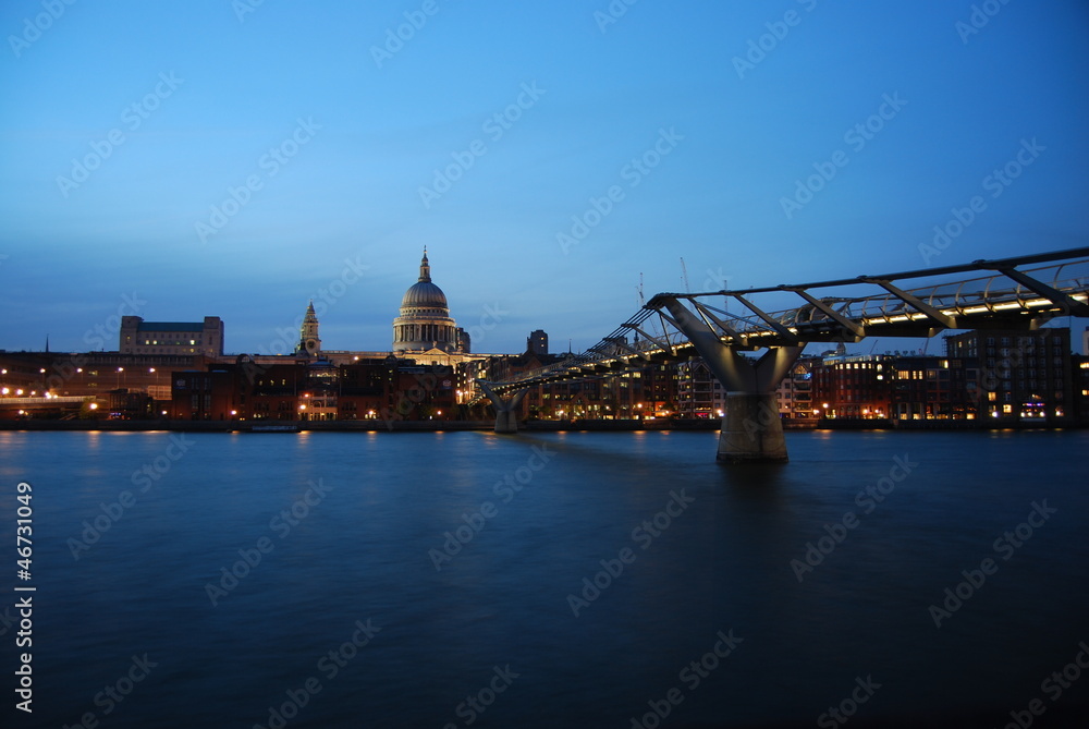 Millenium Bridge pont de la City de Londres