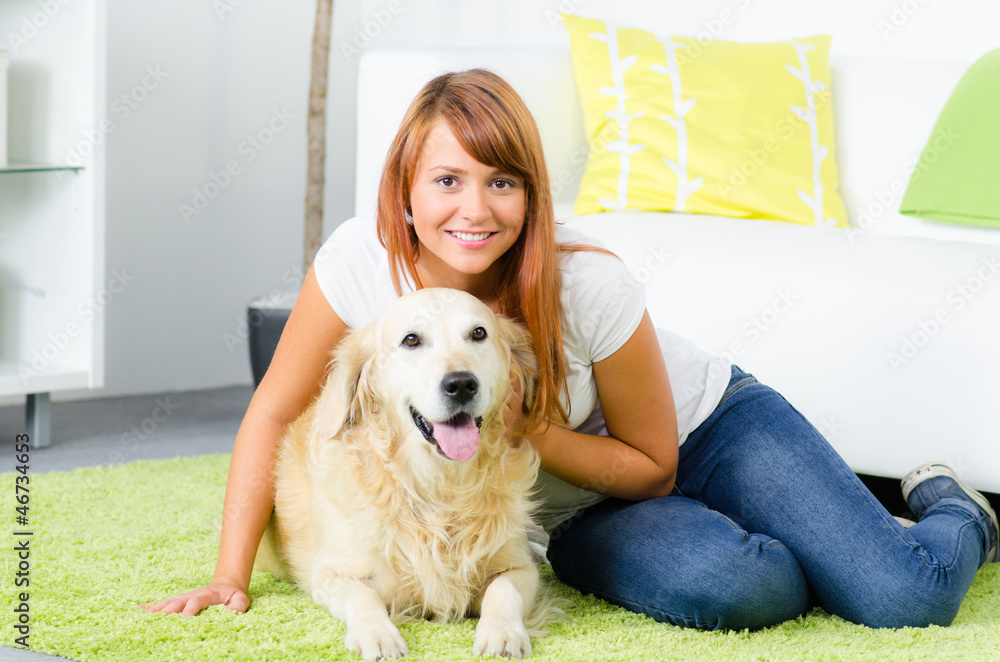 junge frau mit golden retriever junge frau mit golden retriever