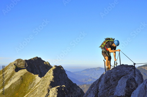 Mann auf Grat am Klettersteig
