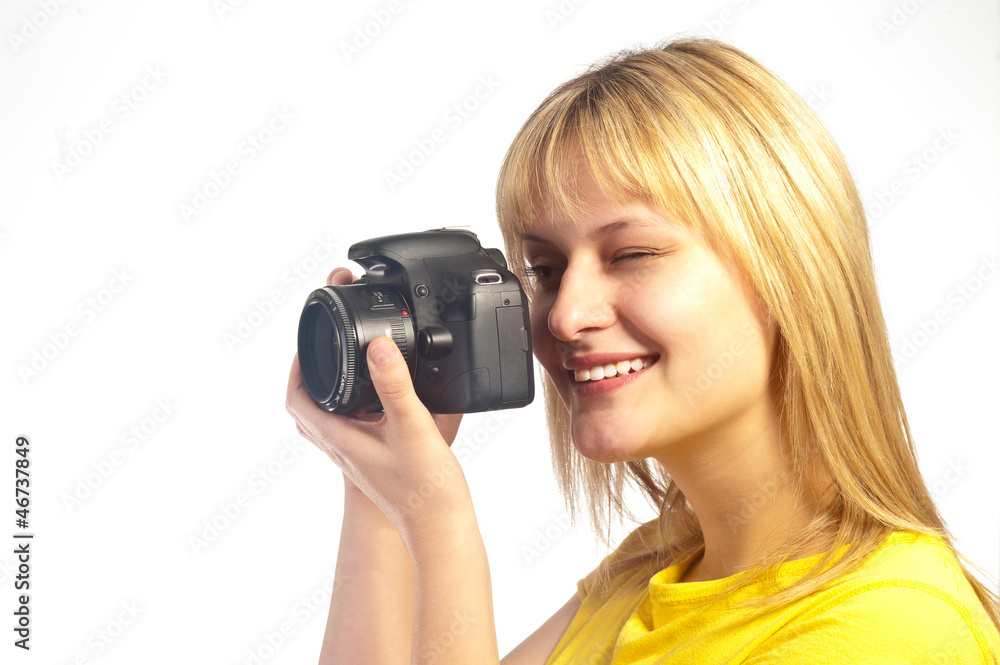 Fototapeta premium Jeune femme souriante prenant une photo