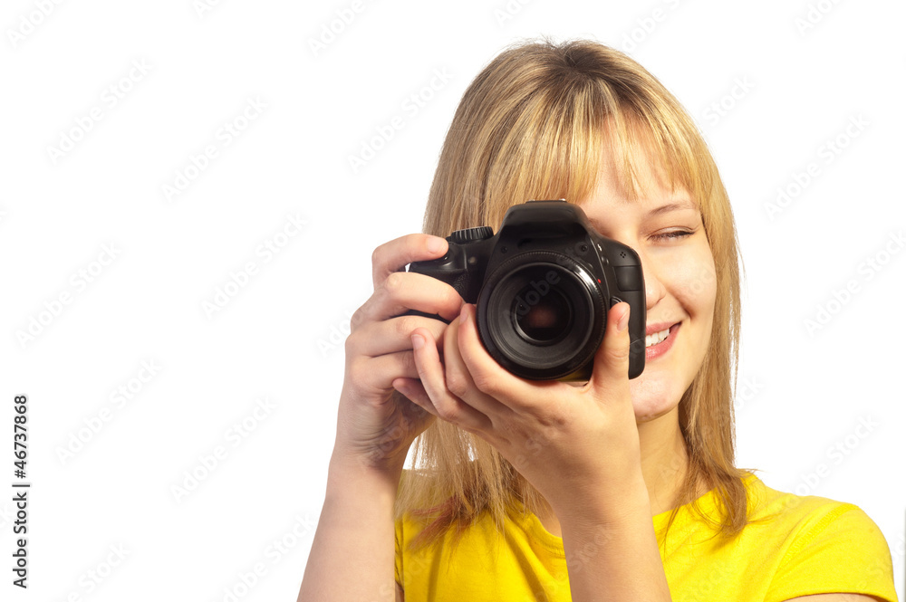 Jeune femme souriante prenant une photo Jeune femme souriante prenant une photo