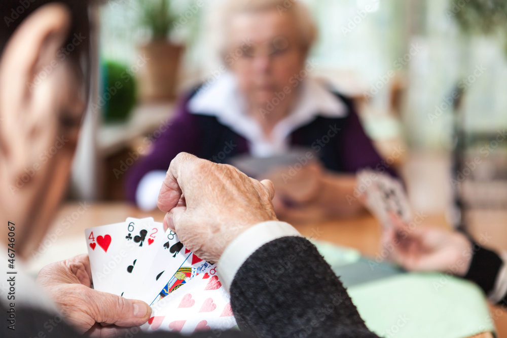 Drei ältere Damen spielen Karten - obrazy, fototapety, plakaty 