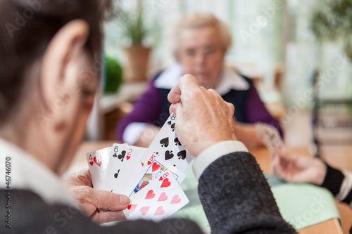 Drei ältere Damen spielen Karten