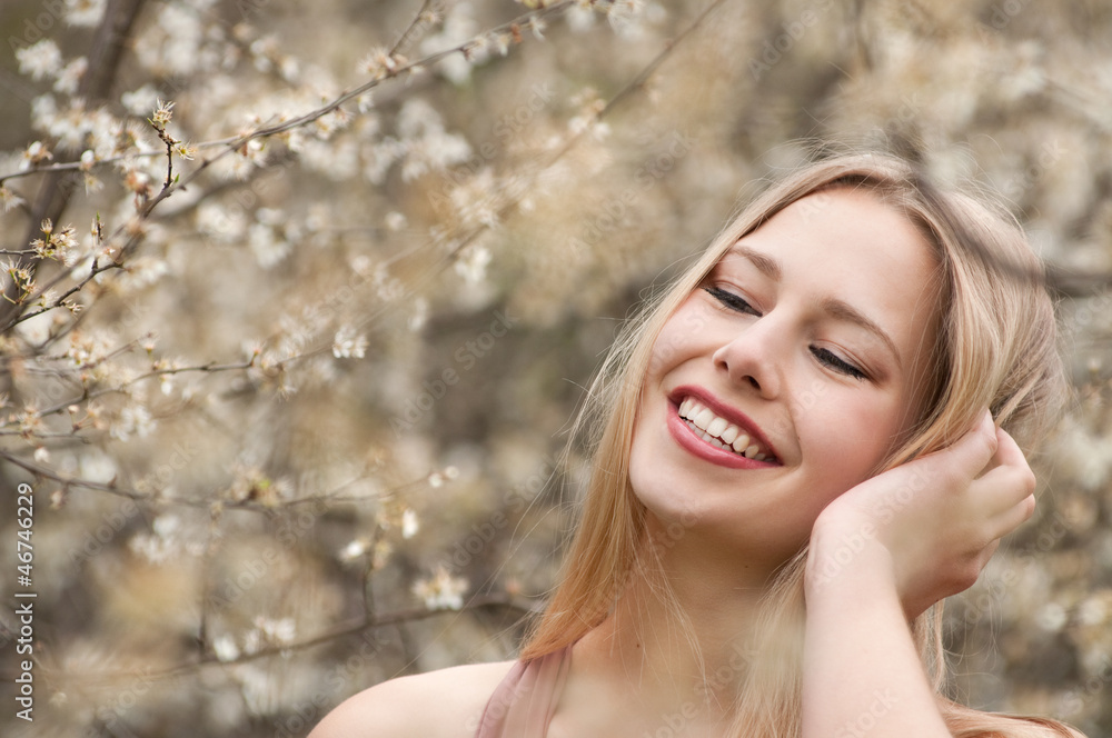 lachendes mädchen in frühlingsblüten lachendes mädchen in frühlingsblüten
