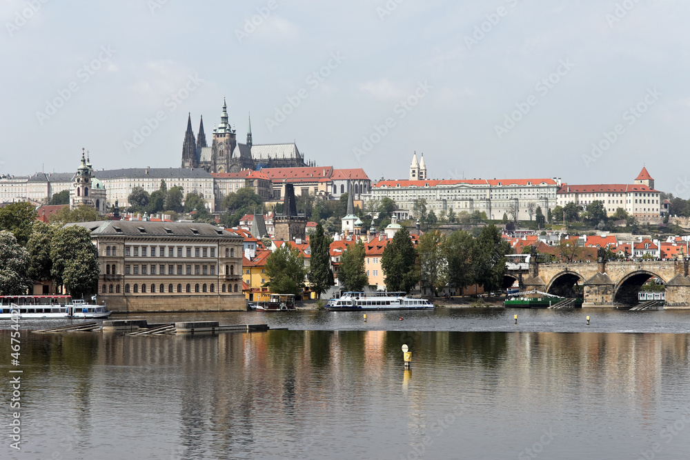 Prag, Karlsbrücke mit Prager Burg und Hradschin