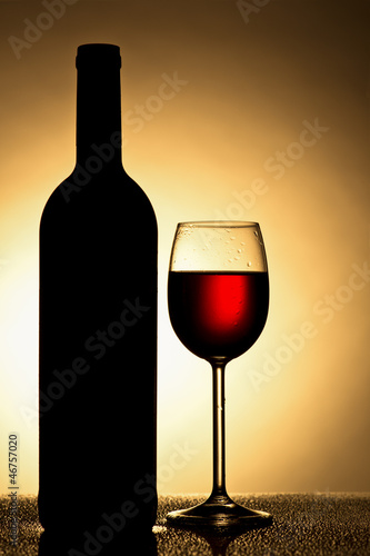 Rotwein Glas in Gegenlicht