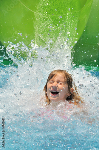 Obraz na płótnie Happy girl in water. w salonie