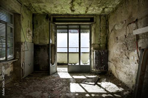 Fototapeta Naklejka Na Ścianę i Meble -  abandoned building, empty room with window
