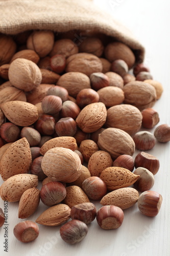 Wallpaper Mural frutta secca noci nocciole mandorle su sfondo bianco Torontodigital.ca