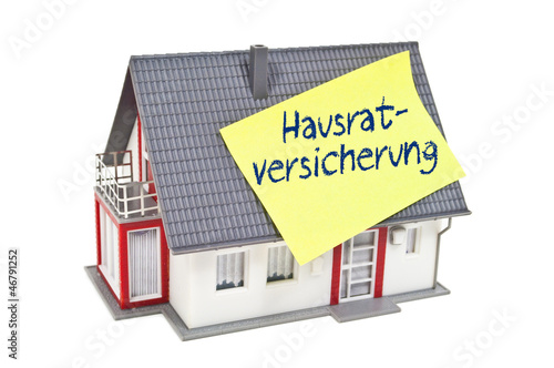 Haus mit Zettel und Hausratversicherung photo