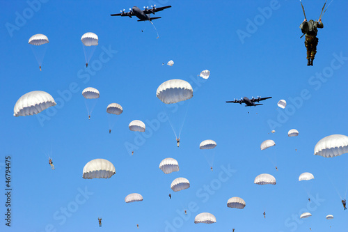Photo paratrooper dropping