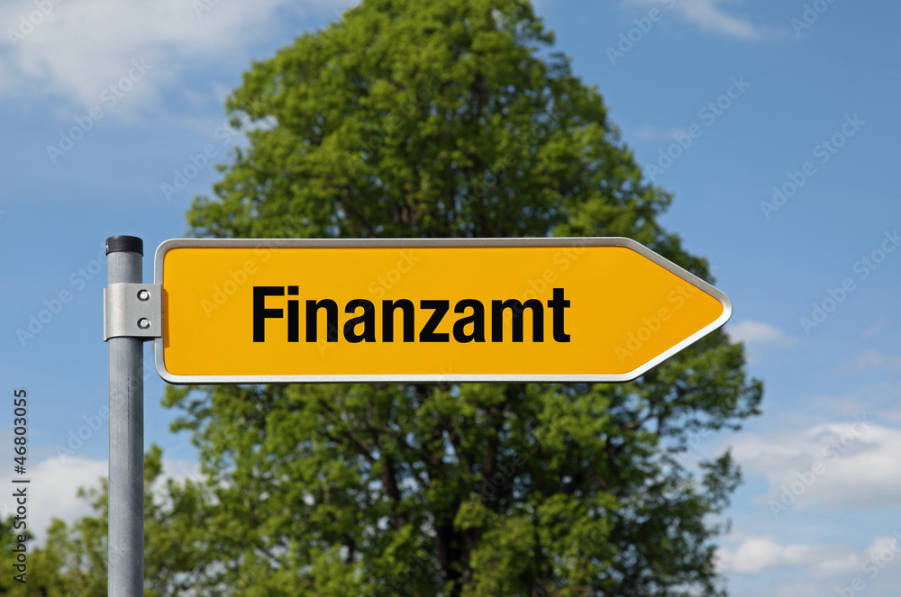 Fototapeta premium Pfeil mit Baum FINANZAMT
