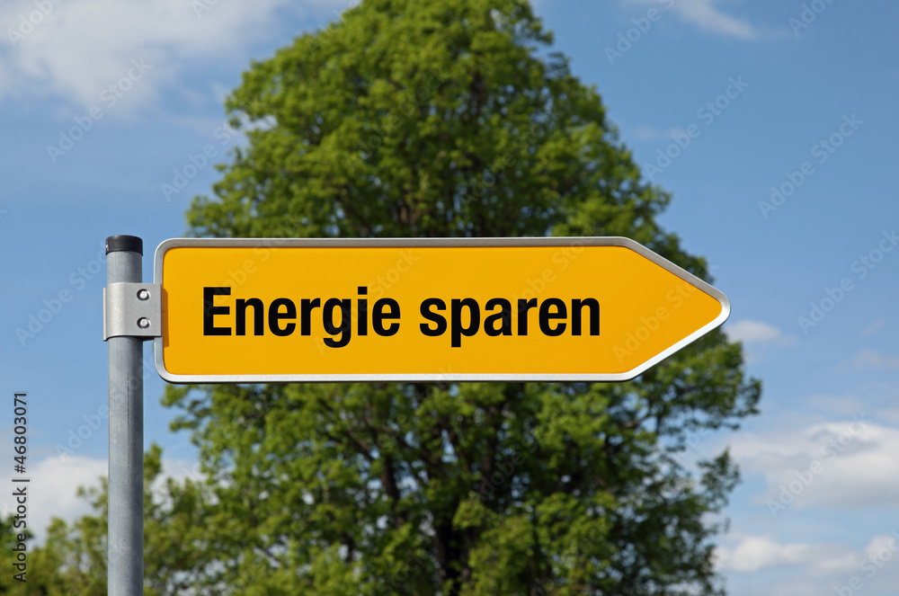 Fototapeta premium Pfeil mit Baum Energie sparen