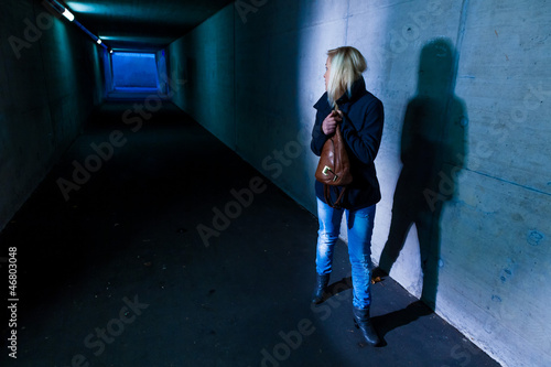 Frau im Tunnel hat Angst