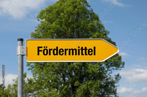 Pfeil mit Baum FÖRDERMITTEL photo