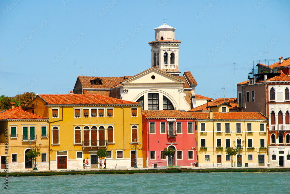maisons colorées du canal de la Giudecca à Venise