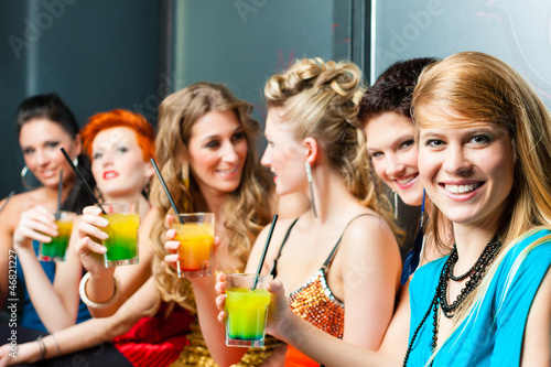 Frauen in einem Club oder einer Disco mit Cocktails photo