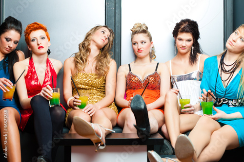 Tableau sur toile Frauen in einem Club oder einer Disco mit Cocktails