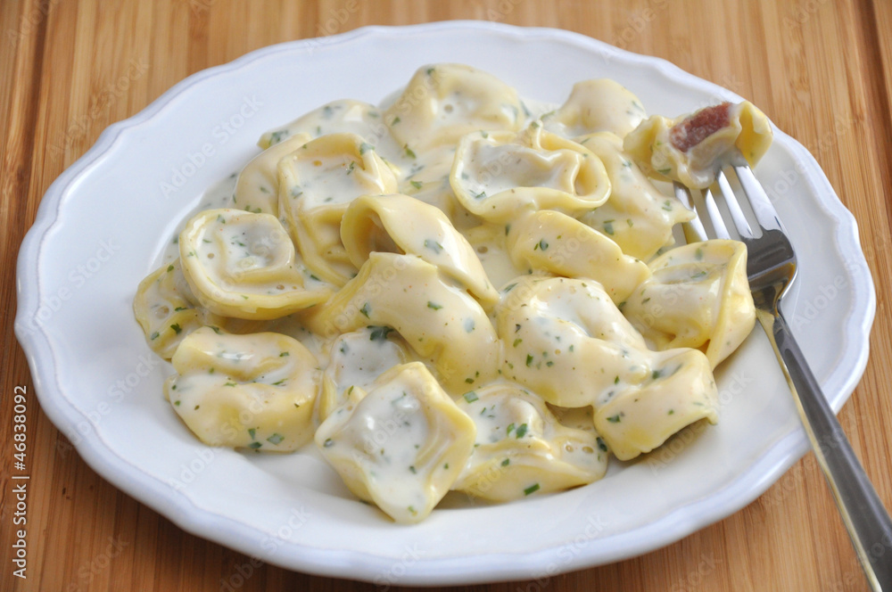 Tortellini mit Fleischfüllung in Sahnesauce Tortellini mit Fleischfüllung in Sahnesauce