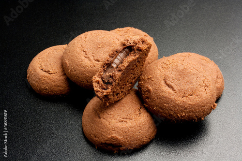 Biscotti ripieni al cioccolato photo