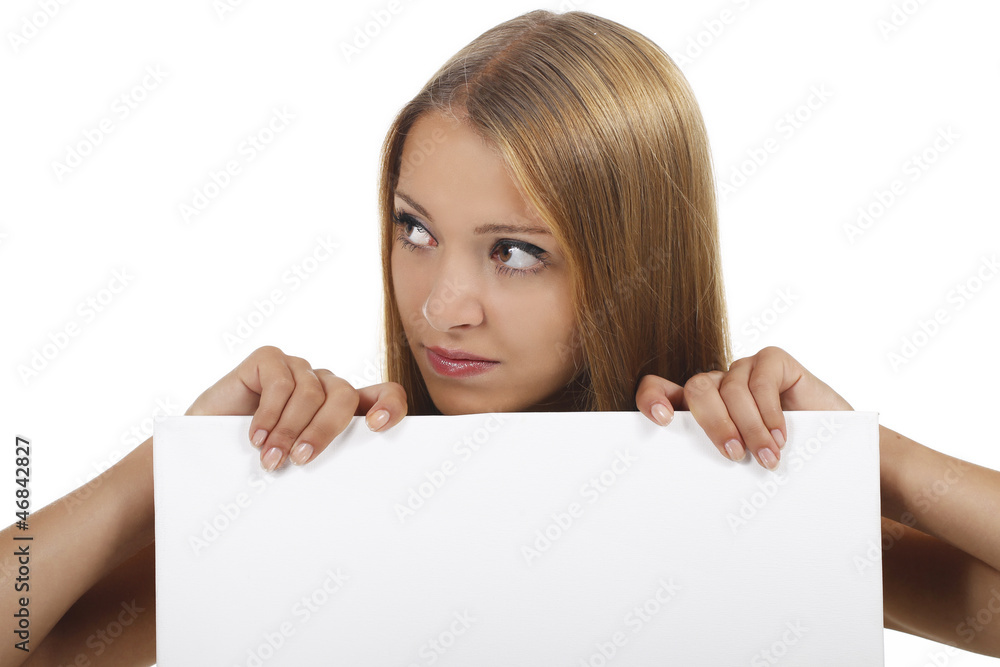 Hübsche Frau schaut seitlich über leeres Plakat Hübsche Frau schaut seitlich über leeres Plakat