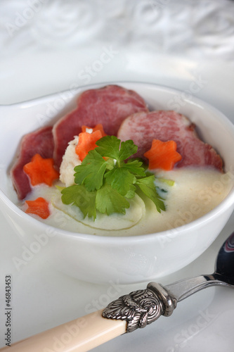 Scheiben von der Schweinezunge an Petersiliensuppe photo