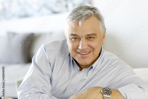 Bilde på lerret Portrait of senior man relaxing in sofa at home