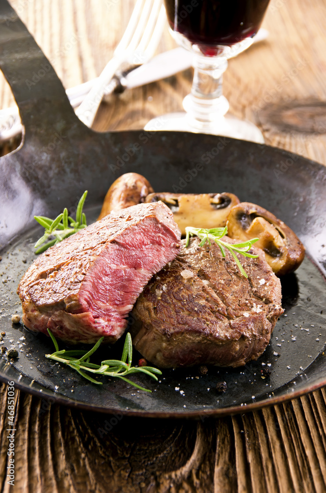 Rindersteak in der pfanne Rindersteak in der pfanne