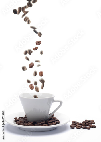 Composición con granos de café cayendo