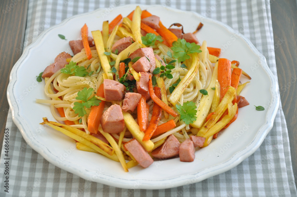 Pasta mit Wurzelgemüse und Wurst
