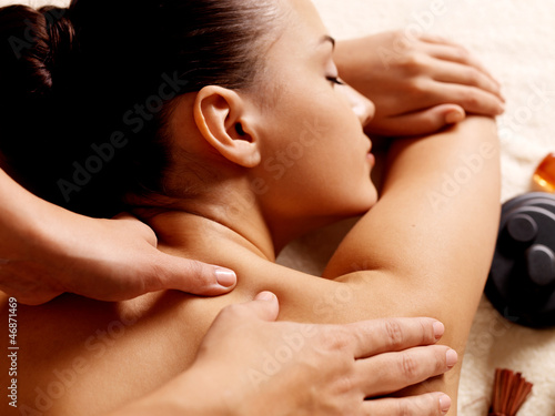 Kobieta o masażu w salonie spa