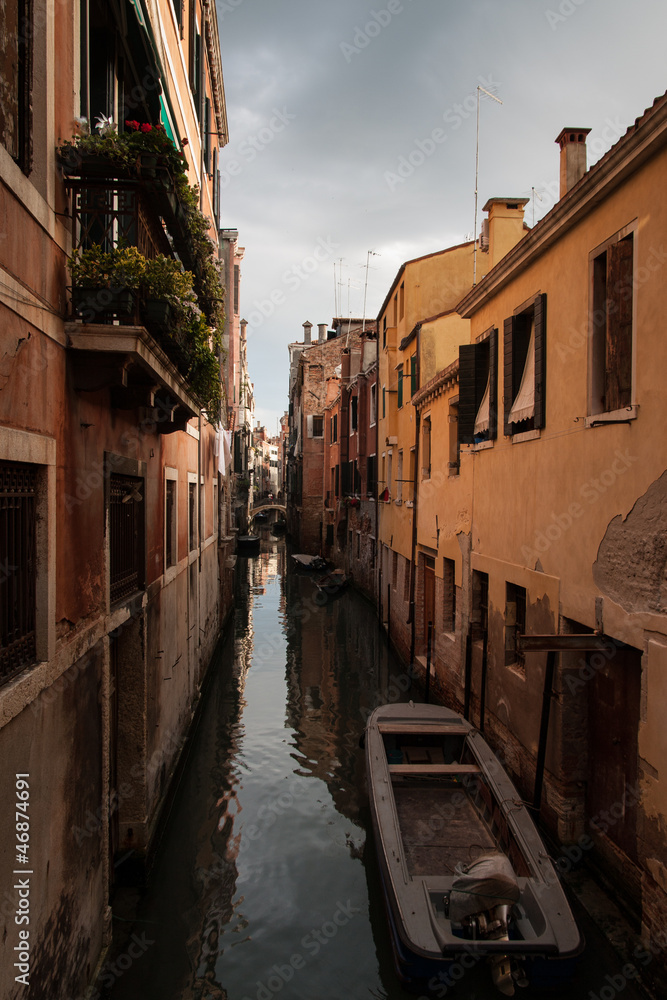 Kanal in Venedig am Abend