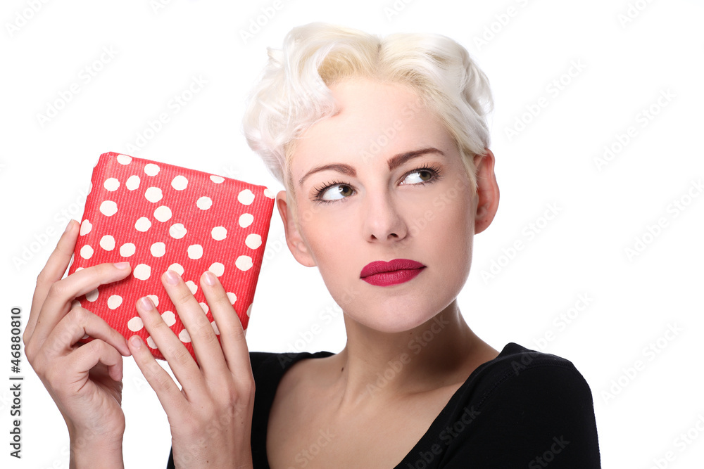 frau mit geschenk frau mit geschenk