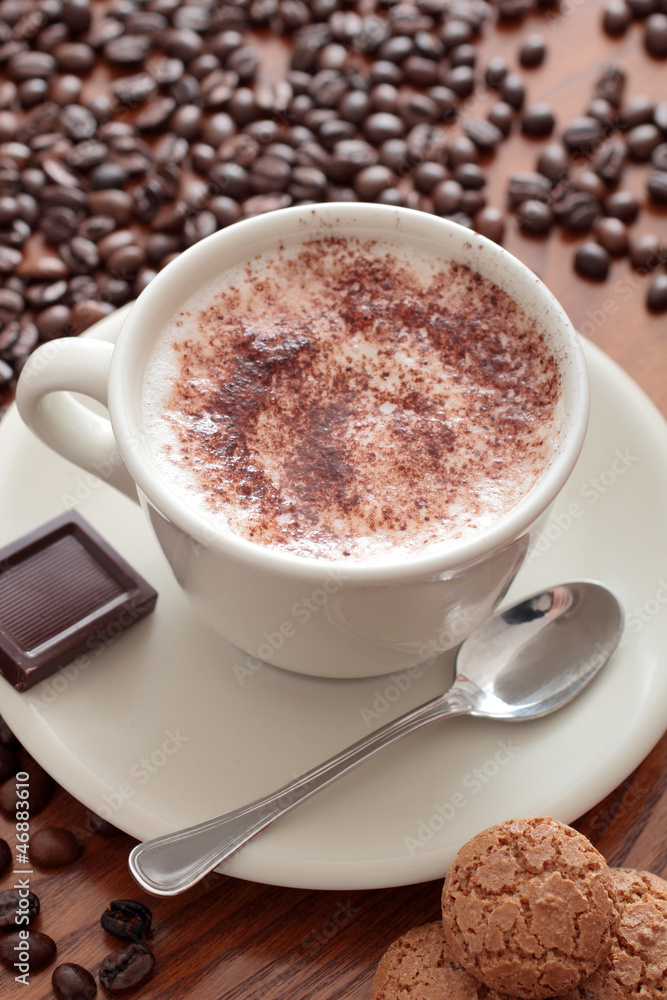 cioccolato in tazza su tavolo