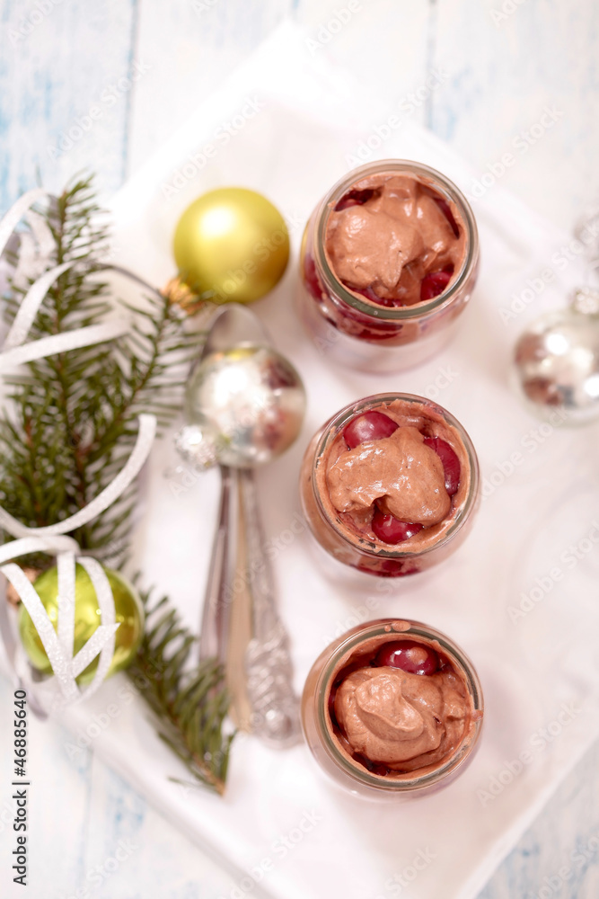 Weihnachtliches Schokomousse mit Kirschen Weihnachtliches Schokomousse mit Kirschen
