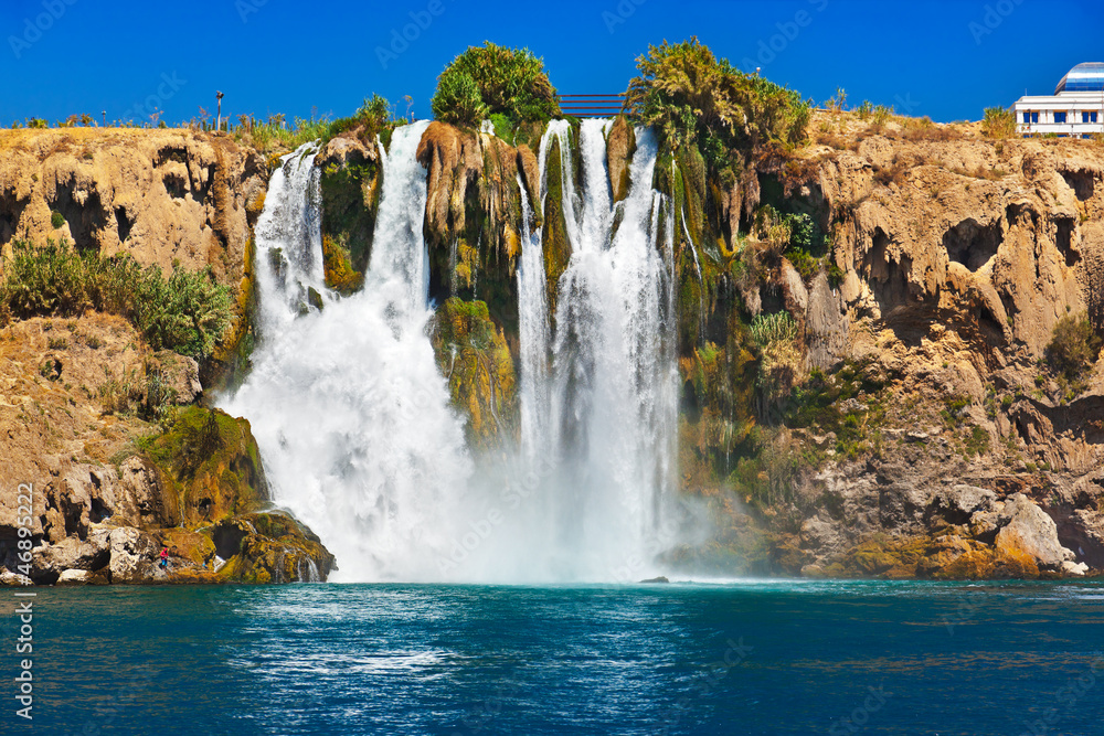 Obraz premium Wodospad Duden w Antalyi w Turcji